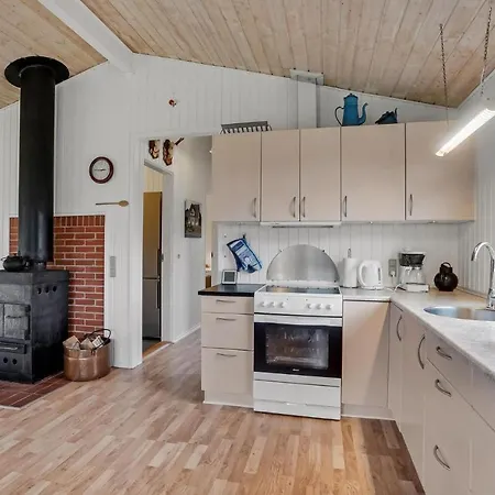 Holiday home 3 Bedroom Beautiful In Hojslev