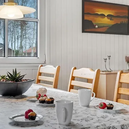 3 Bedroom Beautiful In Holiday home Hojslev