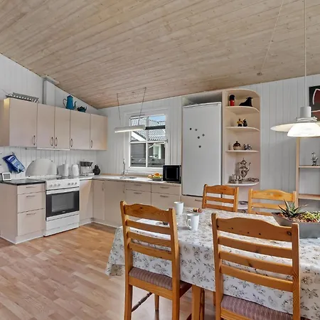 3 Bedroom Beautiful In Semesterbostad